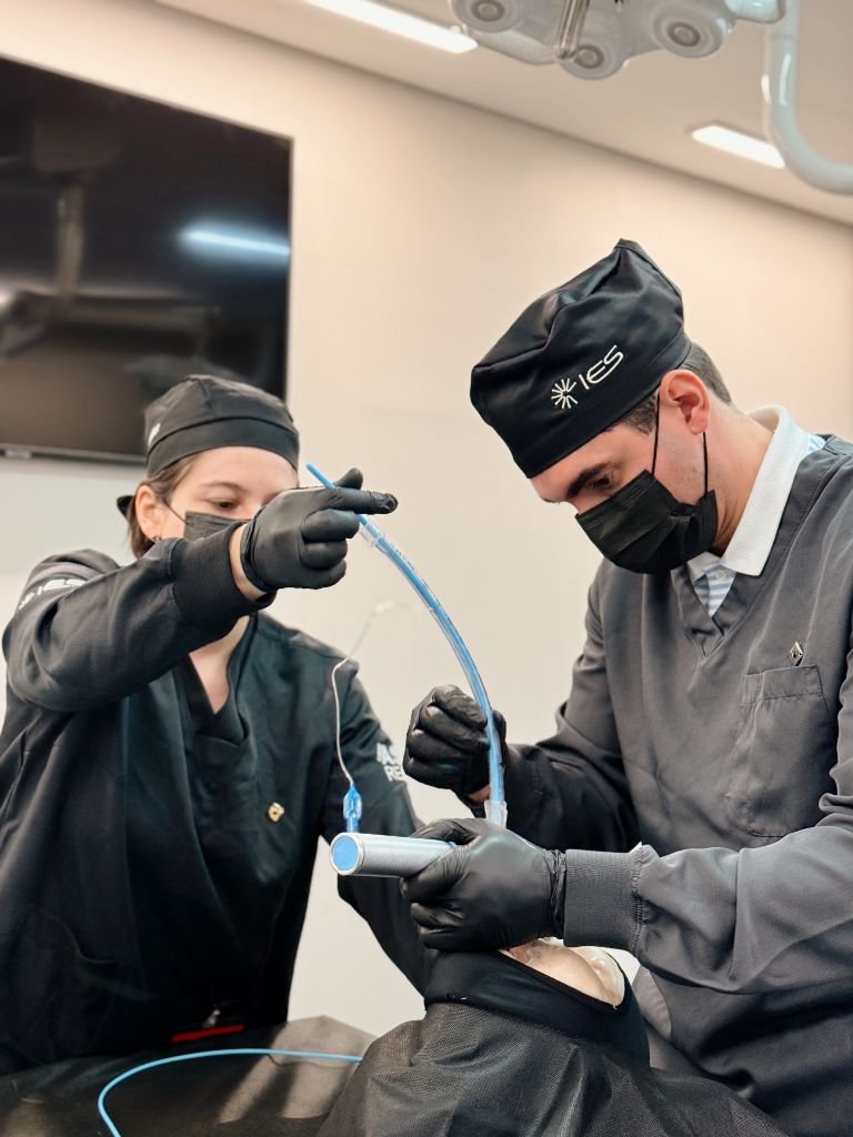 Dupla praticando intubação