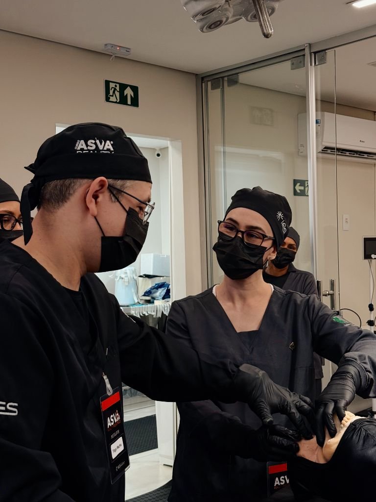 Instrutor orientando aluno na intubação