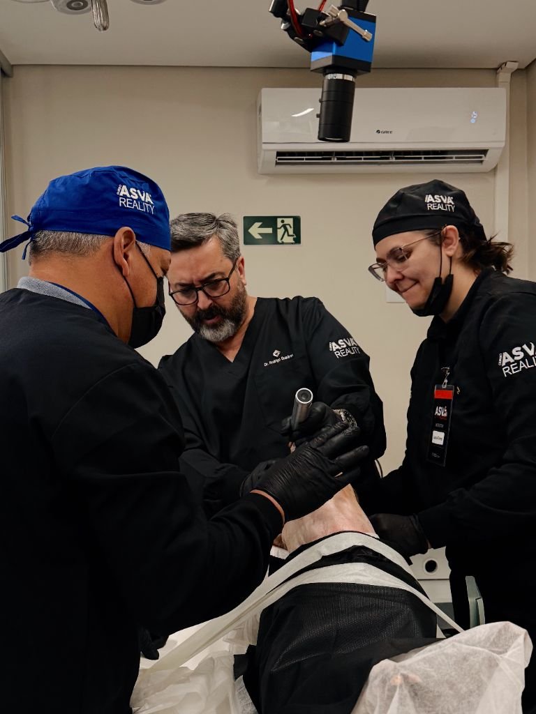 Dr. Rodrigo Quadros supervisionando prática ASVA