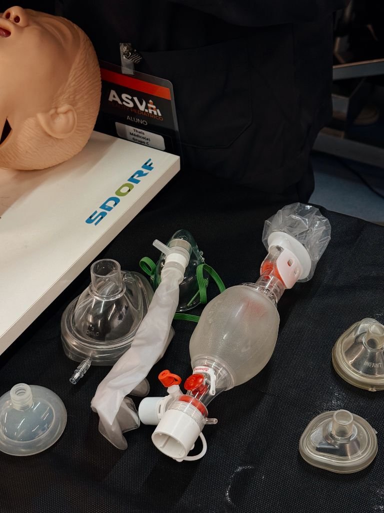 Simuladores e equipamentos pediátricos